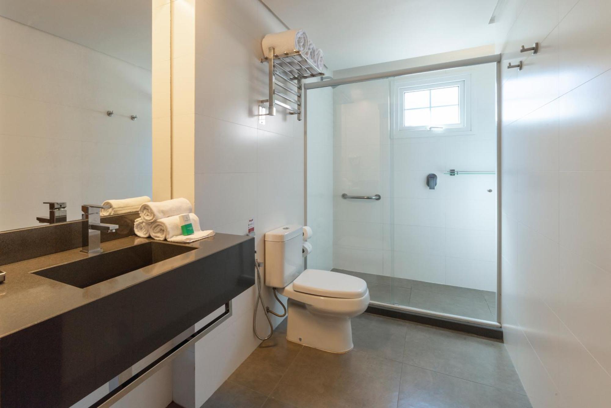 Hotel Laghetto Stilo Centro Gramado Exterior foto A bathroom with a shower enclosure