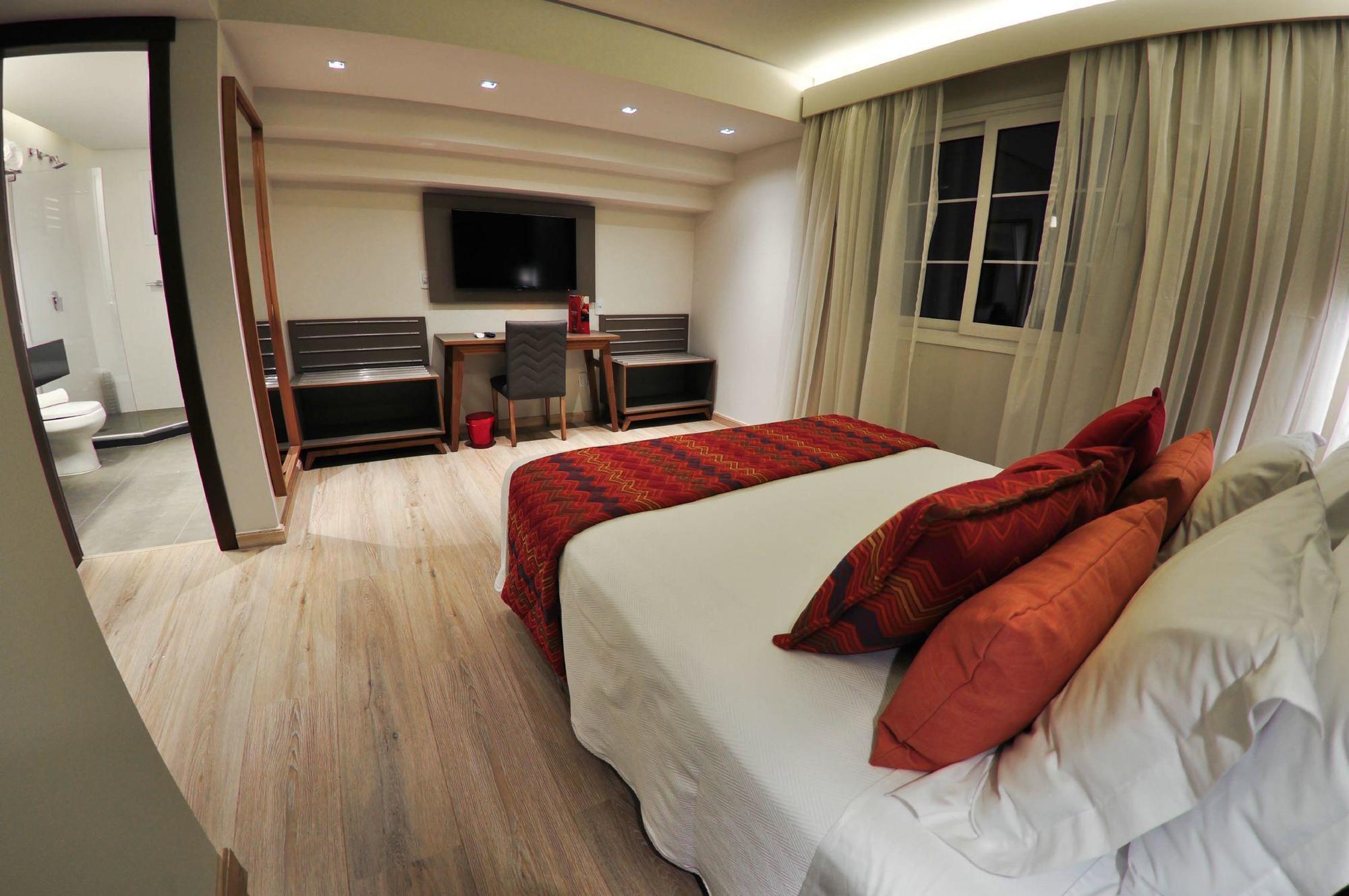 Hotel Laghetto Stilo Centro Gramado Exterior foto A room at the hotel