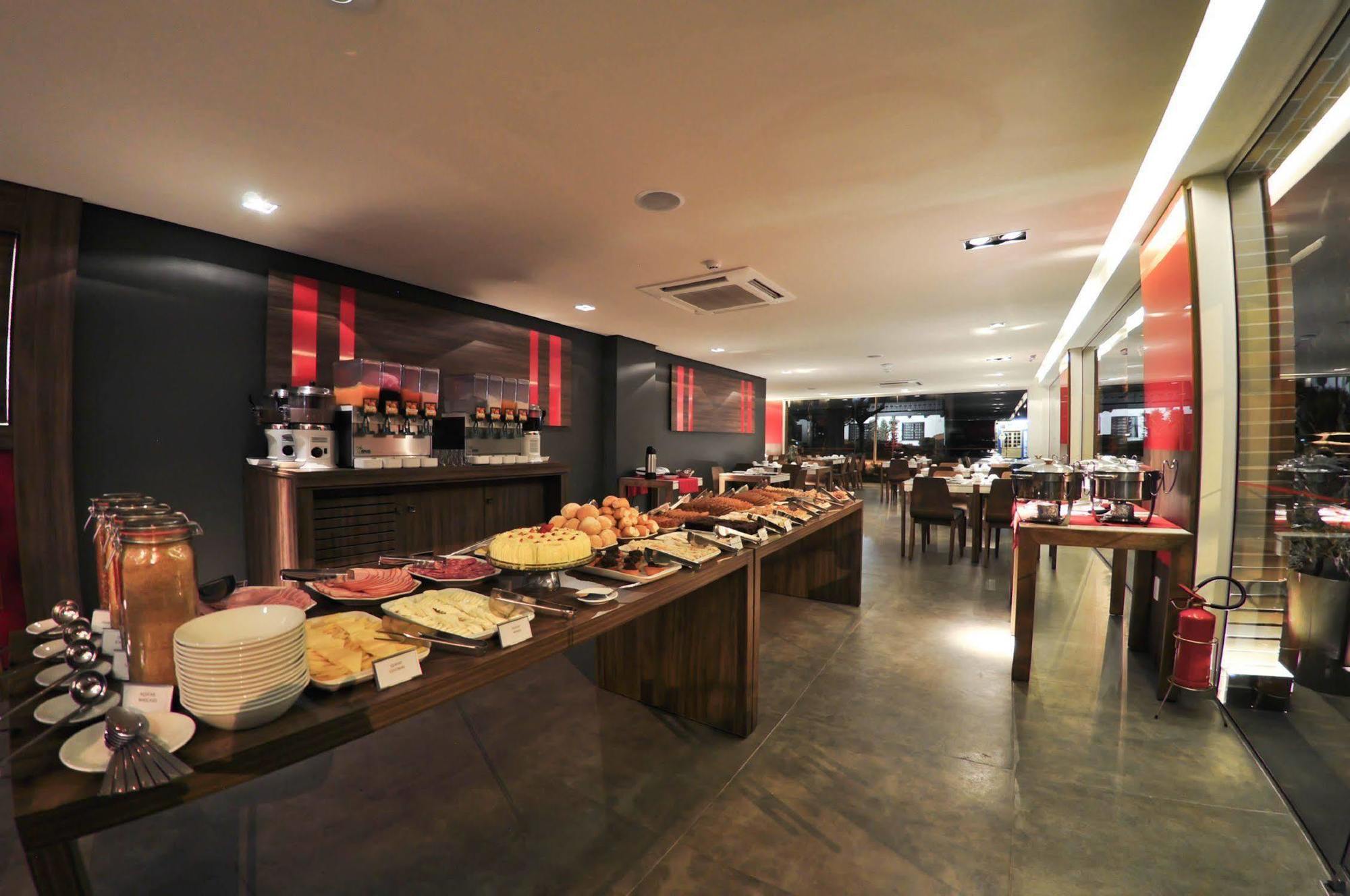 Hotel Laghetto Stilo Centro Gramado Exterior foto The buffet at the hotel